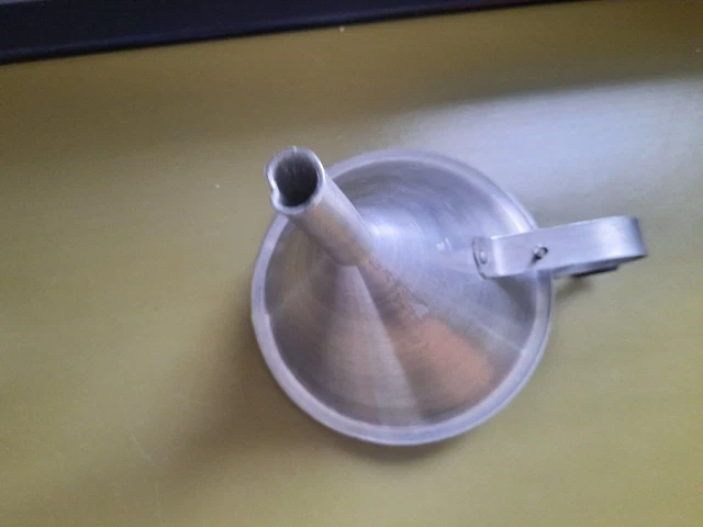 Alter Trichter Metall Aluminium 14,5 cm Ø mit "Antiblubb-Vorrichtung"@Apotheke 2