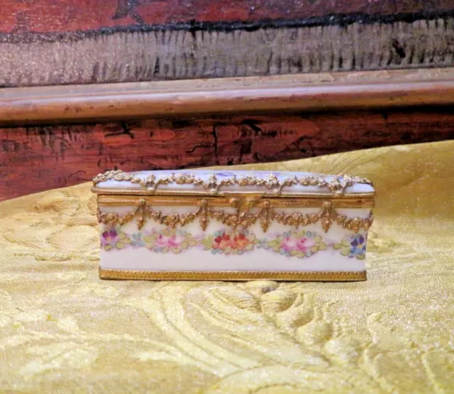 rare petite boite a pilules bijoux en porcelaine de sevres montée bronze doré