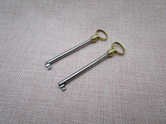 2 alte Möbelschlüssel Türschlüssel Hohlschlüssel Schrank  Eisen / Messing 6,6 cm