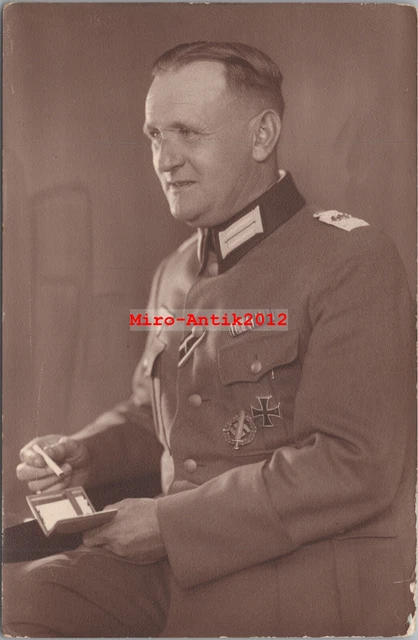 Foto, Wk2, Portrait, Offizier mit Zigarettenetui, Bandspange (N)50953 Foto, Wk2, Portrait, Offizier mit Zigarettenetui, Bandspange (N)50953