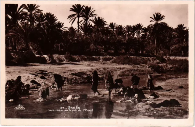 CPA AK Gabes Laveuses au bord de l'Oued TUNISIA (1316068)