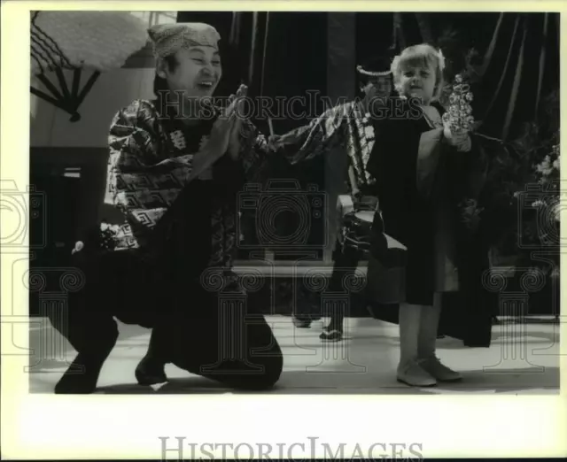 1989 Press Photo Katie Casey plays the bells with Takaaki Arai at N.O. Centre