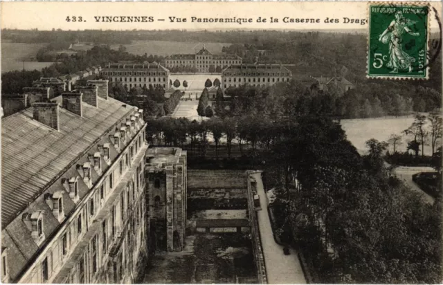 CPA Vincennes vue panoramique de la Caserne (1347046)