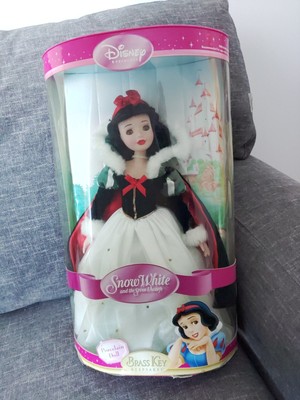 SNOW WHITE - Porcelain Doll Brass Key Keepsake - 2005 DISNEY PRINCESS WINTER FUR