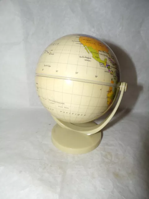 PETIT GLOBE TERRESTRE EN PLASTIQUE - En Français