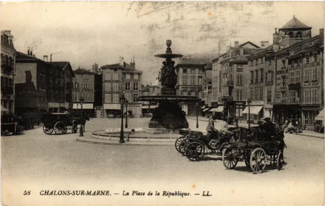 CPA CHALONS-sur-MARNE - La Place de la Republique (742659)