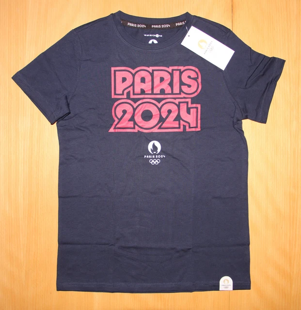 Gros Plan Du Logo Paris 2024, Symbole Des Jeux Olympiques D'été De 2024 A Paris Sur Une Fenetre Avec Le Reflet D Une Rue Parisienne Image575014492