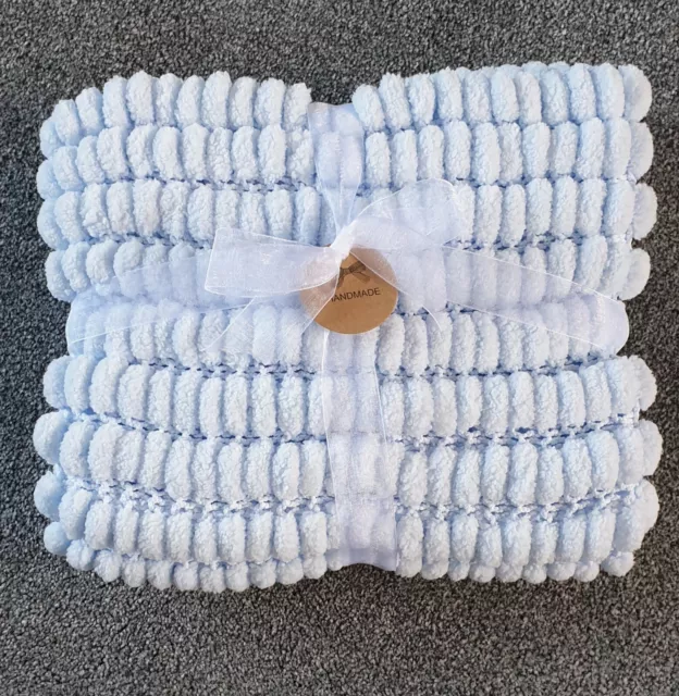 Handgestrickte superweiche Baby Bommel Decke in babyblauem Sirdar Sweetie