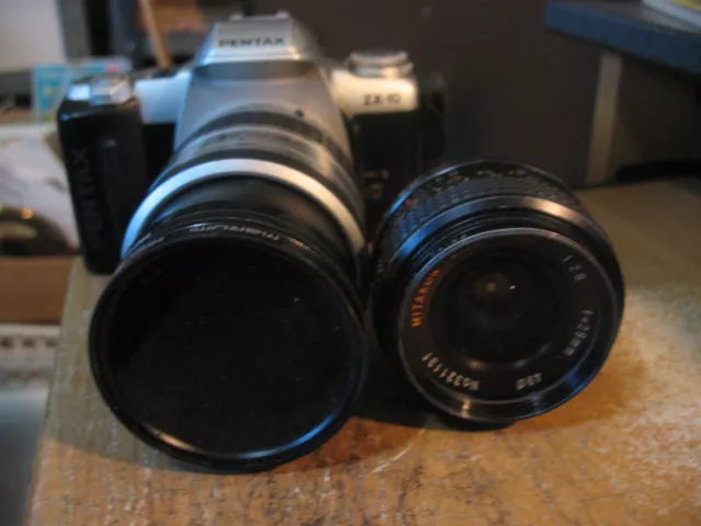 Cámara Pentax ZX-10 con lente SMC Pentax FA 28-80 mm y Mitakon de ancho MC F28 mm 3