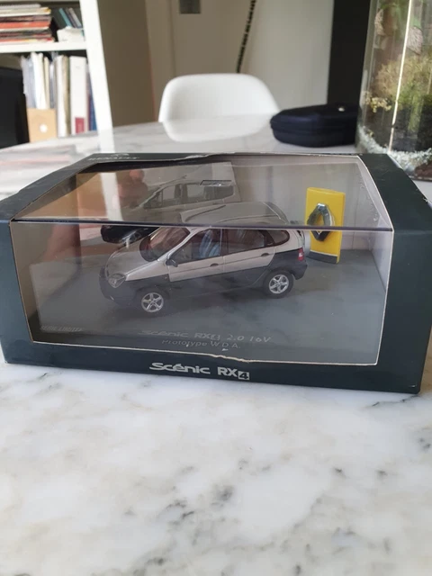 Modèle Réduit Renault Scénic RX4 2.0L 2000 – Échelle 1/43 – Universal Hobbies/Ixo – Vert Jaune Métallisé – Occasion En Boîte
