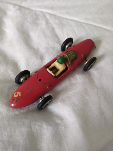 Pin's Voiture Ancienne - F1/Ferrari/Maserati ? - Argent - Métal