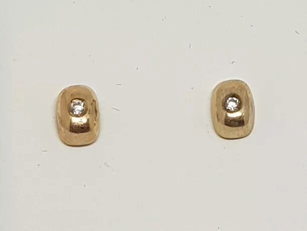 Boucles d'oreilles cloutes en or 9 ct, 9k, 375 en forme elliptique poussée-friction dos avec CZ