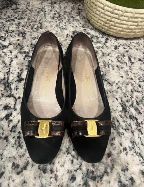 Salvatore Ferragamo Vara Women’s Pumps Suede Ribbon Bow Gold Logo Size 7B