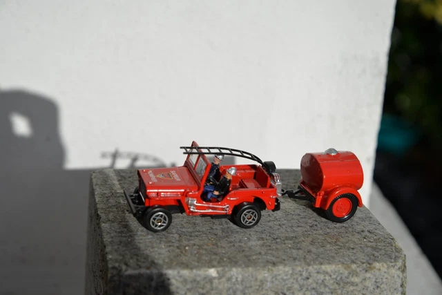 Volkswagen Kombi Type 2 Feuerwehrauto und Anhänger 1:24 Motormax