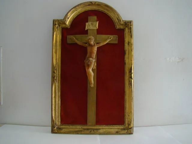 Christ en croix. Huile sur bois 68x49. Cadre doré 92x72cm Ancien