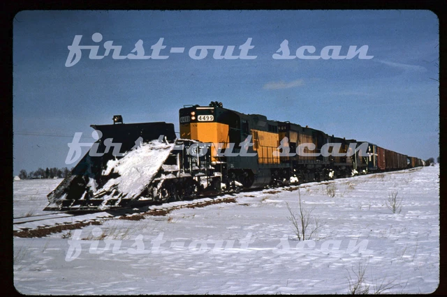 D DUPLICATE SLIDE - CNW C&NW 4499 GP-9 Action w/ Freight & Snow Plow