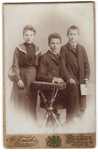 Fotografie E. Fuchs, Berlin, Friedrichstrasse 108, Junge Frau und zwei Knaben i