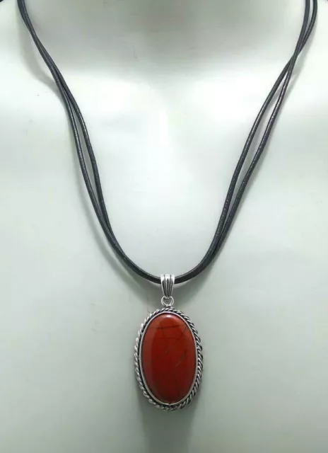 Pendente in argento e pietra di diaspro rosso con collana di cuoio con chiusura. 2