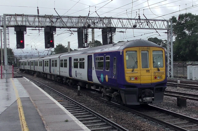 B233 35MM SLIDE Northern Class 319 319384 @ Preston £3.54 - PicClick UK