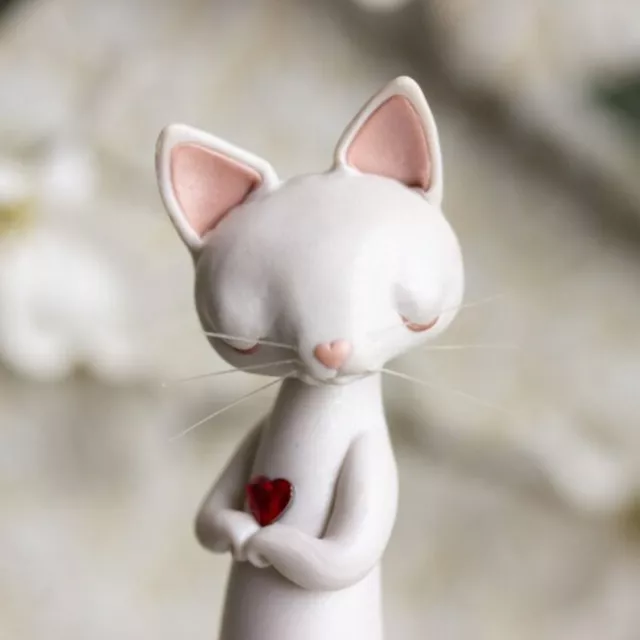 Resin White Cat with A Heart Home Decoration Cat Ornaments