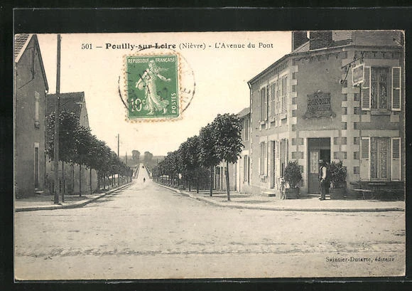 CPA Pouilly-sur-Loire, L´Avenue du Pont, vue de la rue im Ort 1922