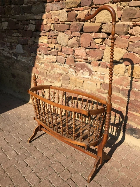 Berceau De Poupée Ancien Et Rare En Osier Tressé – Modèle à Bascule