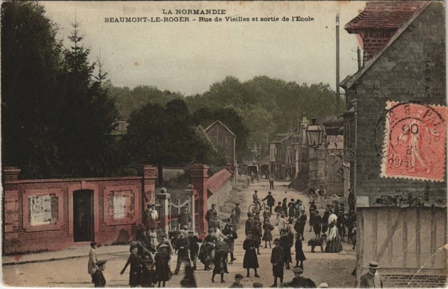 CPA BEAUMONT-le-ROGER - Rue de Viailles et exit de l'École (129224)