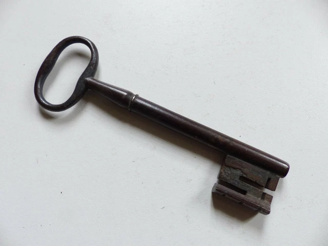 BELLE CLE CLEF ANCIENNE en FER FORGE EPOQUE ? ANTIQUE KEY ( #9 )