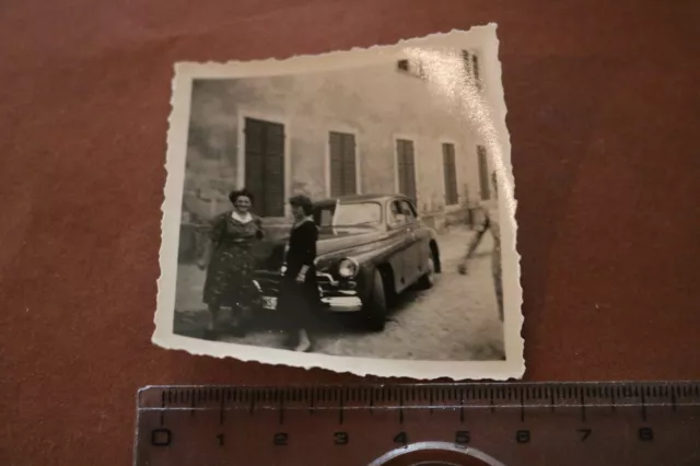 tolles altes Foto Frauen mit Oldtimer Marke ?? 50-60er Jahre ?