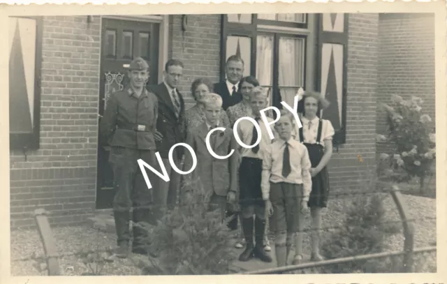 Photo Pk Wk II de Famille Avec Soldat Wehrmacht Parents Frères et Sœurs J1.19