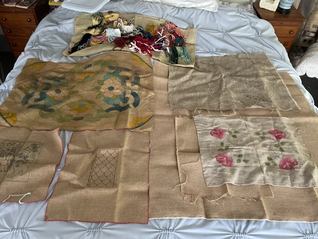 Lote de patrones antiguos de alfombra de gancho de colección impresos sobre cimientos de arpillera bronceada