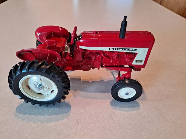 Scale Models: International Farmall 606 Tractor: 1/16 Scale: Vintage