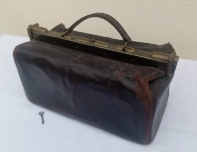 ANCIENNE SACOCHE DE MÉDECIN DE CAMPAGNE EN CUIR DE COULEUR MARRON avec sa clé