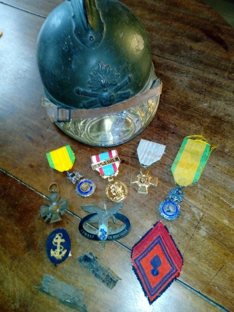 ANCIENNES MEDAILLES INSIGNES Militaires De Berets EUR 4,00 - FR