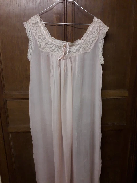 CHEMISE DE NUIT ancienne en crêpe de soie rose et dentelle en haut