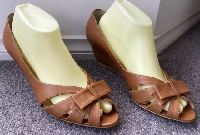 TONY BIANCO  Ladies Leather wedge heel Shoes, Sz 9). Tan