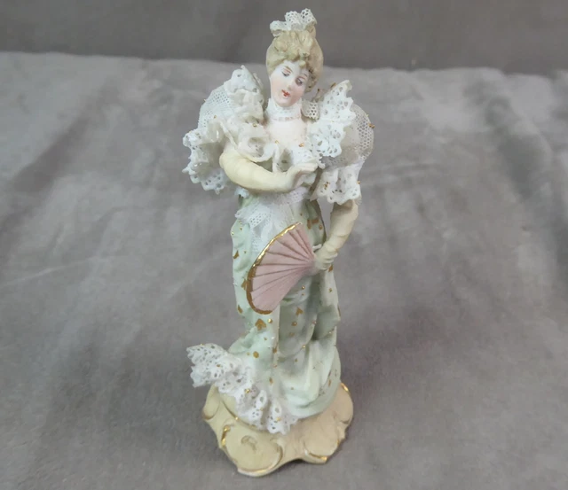 ELEGANTE en biscuit polychrome. Ancien.