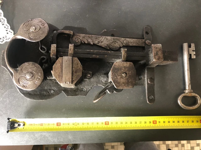 Ancienne Serrure De Meuble En Fer Forgé Avec Sa Clé – Déco Vintage Industriel