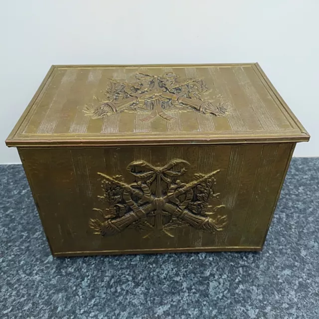 Caja de troncos de madera de latón en relieve de colección contenedor dos antorchas escena chimenea