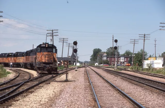 T: Orig Slide MILW Milwaukee Road SD40-2 #200+3 w/Train - Sturtevant WI 1985
