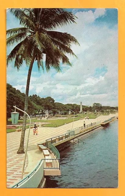 Singapore  Vintage Postcard Queen Elizabeth Walk...