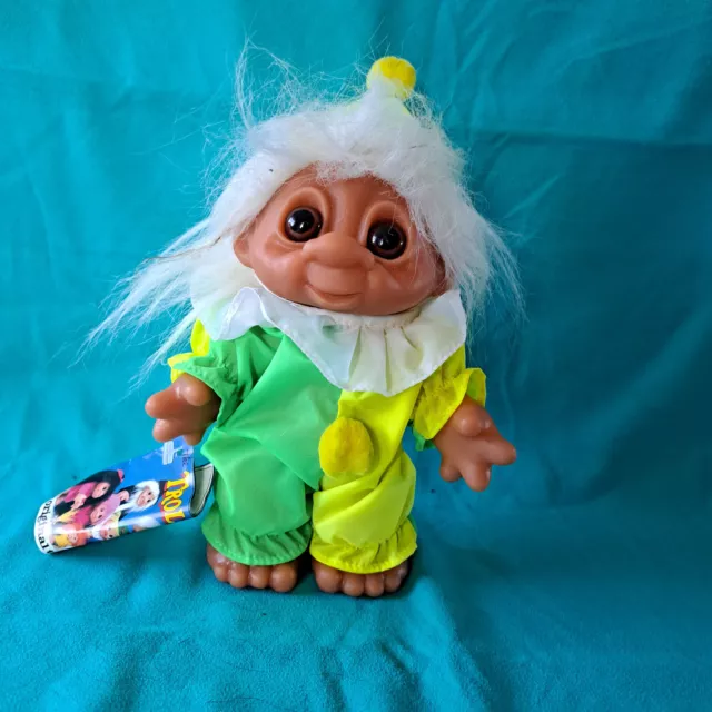 Thomas DAM Troll Junge Clown weiße Haare grün gelbes Kostüm ca. 18 cm