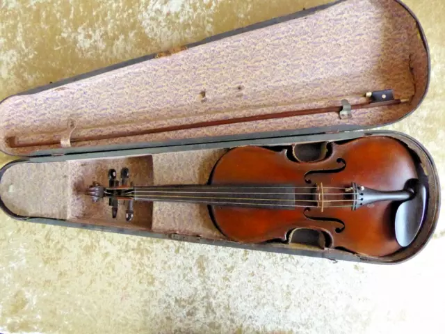 Sehr alte schöne  Geige im Holz-Geigenkoffer und 2 Geigenbögen
