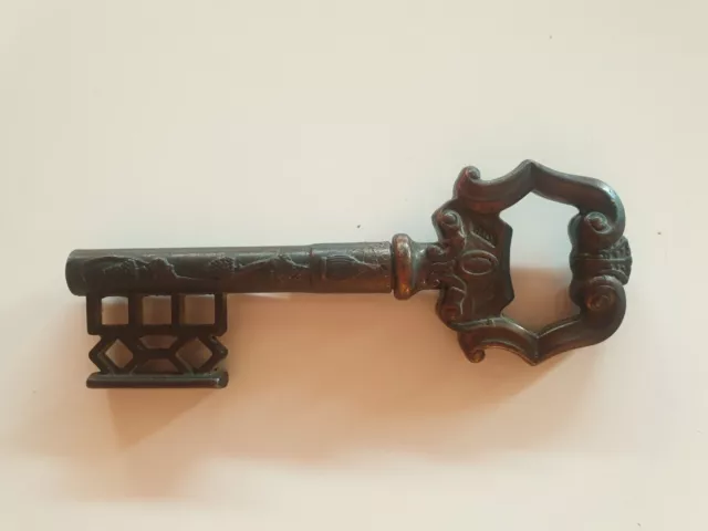 Design vintage con chiave scheletrata in metallo pesante, cavatappi,...