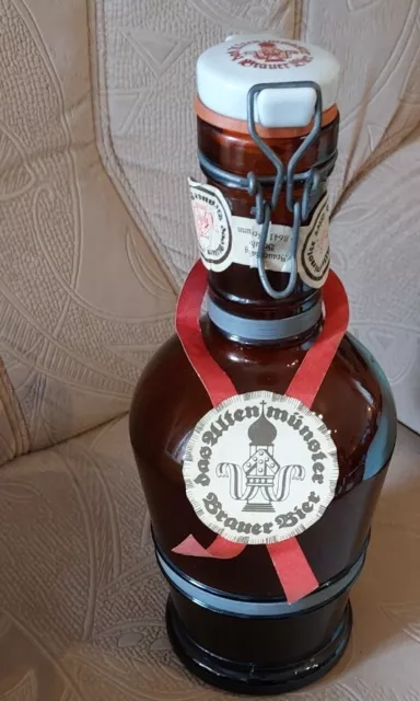 Alte Bierflasche mit Henkel