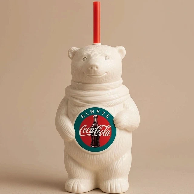Atlanta, Géorgie, États-Unis 1er avril 2020: L'ours polaire souvenir Coca- Cola assis isolé sur fond rouge et Coca-Cola classique en aluminium rouge CAN Photo Stock - Alamy