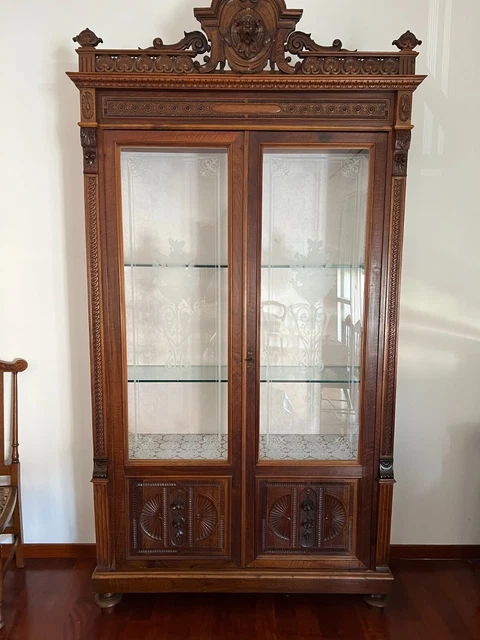 Sala completa di credenza lavorata, vetrina, tavolo con 6 sedie in noce
