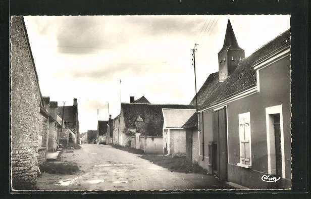 CPA Charray, Le Centre, vue de la rue avec l'Église
