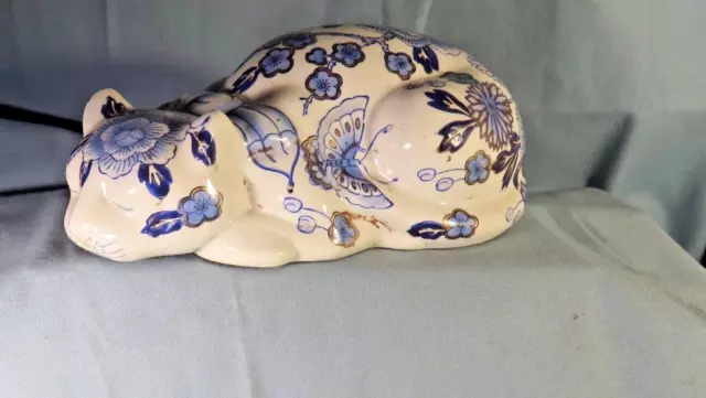 BEAU CHAT couché en PORCELAINE ASIATIQUE, au DECOR  BLEU de FLEURS & PAPILLONS