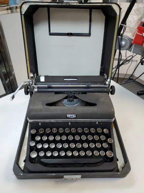 Vintage Working Royal Quiet Deluxe Typewriter w Case Antique Manual Type
